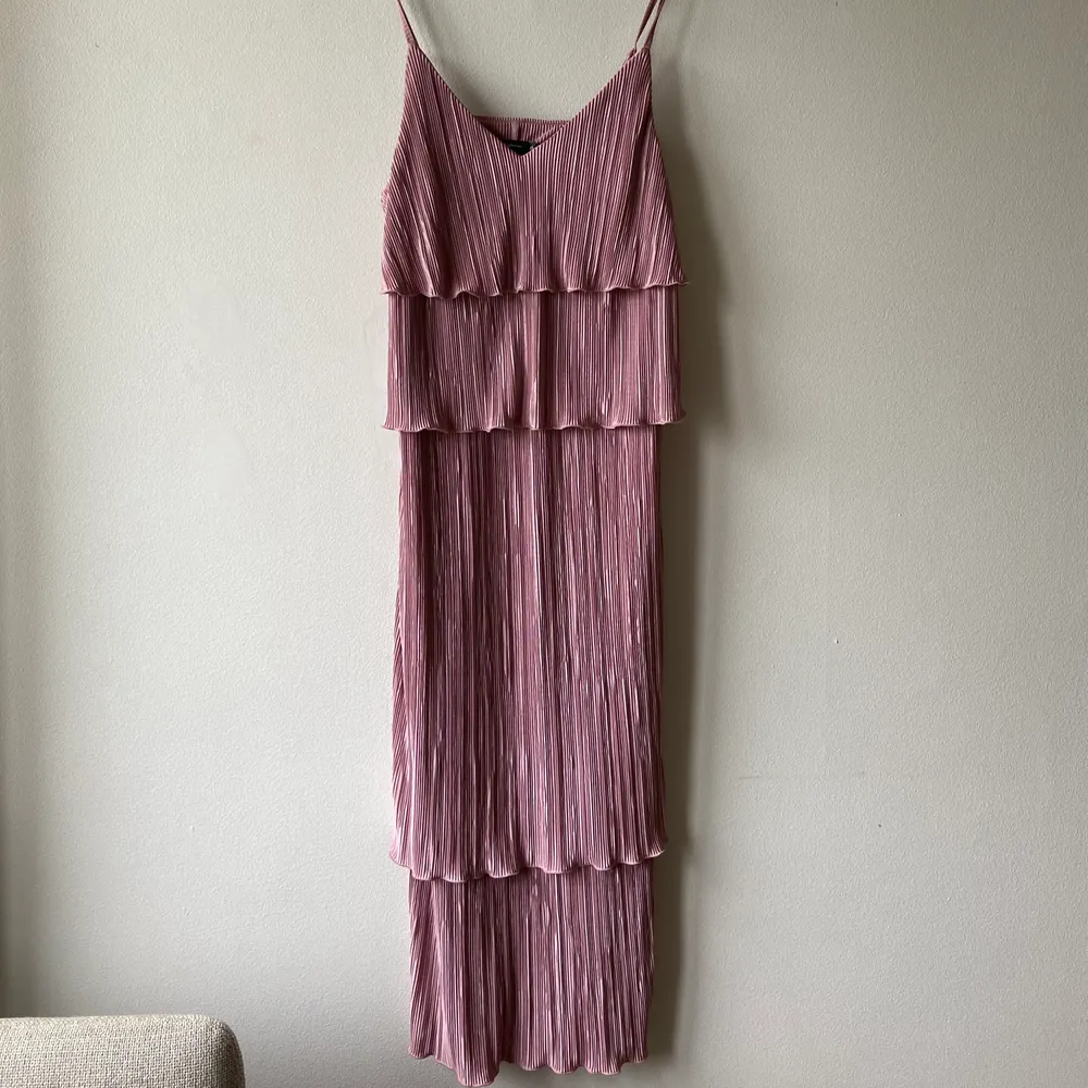 Fin rosa klänning i plisse, Nyskick. Använd 1 gång. Storlek xs. Nypris ca 2000. Klänningar.