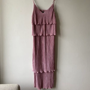 Stylein klänning - Fin rosa klänning i plisse, Nyskick. Använd 1 gång. Storlek xs. Nypris ca 2000
