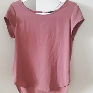 Topp - Oanvänd topp. Strl S, tillkommer frakt på 22 kr om man vill ha frakt. 