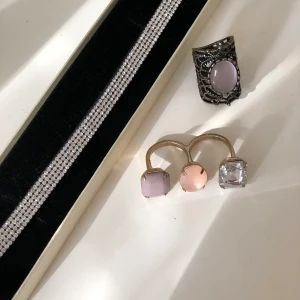Diamond choker & ringar  - Oanvänd populär Diamond choker och två ringar som jag fått i present och som jag nu säljer på grund av att jag ej har användning av dessa. Diamanterna på både chockern och ringarna är ej äkta! Öppen att diskutera priset💓 Frakt inom Sverige + 11kr-22kr. 