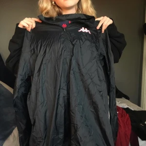 Kappa,supertunna jacka - En helt oanvänd kappa vindjacka typ men den är otroligt tunn så vne va man ska kalla de ,men den är köpt secondhand och är aldrig använd