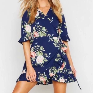 Mörkblå omlott klänning - Mörkblå helt ny omlott klänning. Frakten ingår i priset!🌹