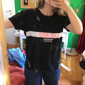 T-shirt  - T-shirt med rosa text som det står Labyrint på :) Passar S-L, kan mötas eller leverera