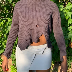 Sliten tröja i grå - Jätte modernt, perplext om du vill följa senaste trenden. Hit me up, priset kan diskuteras