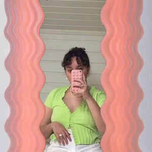 ✨ Y2K topp ✨ - Jättesöt y2k inspirerad topp i stl L köpt på zalando . Den är ganska tight så sitter  mer som en  M!  Använd Max 3 gånger och som ny! 🧃✨💗