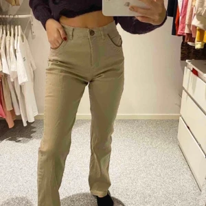 Beige kostymbyxor - Ett par ljus beige kostymbyxor, i mycket bra skick! Köpt på plick för ett tag sedan men använder de inte längre, därav EJ MIN BILD men det är exakt dessa byxor som jag säljer vidare! De är sjukt snygga med en vintage vibe🥰