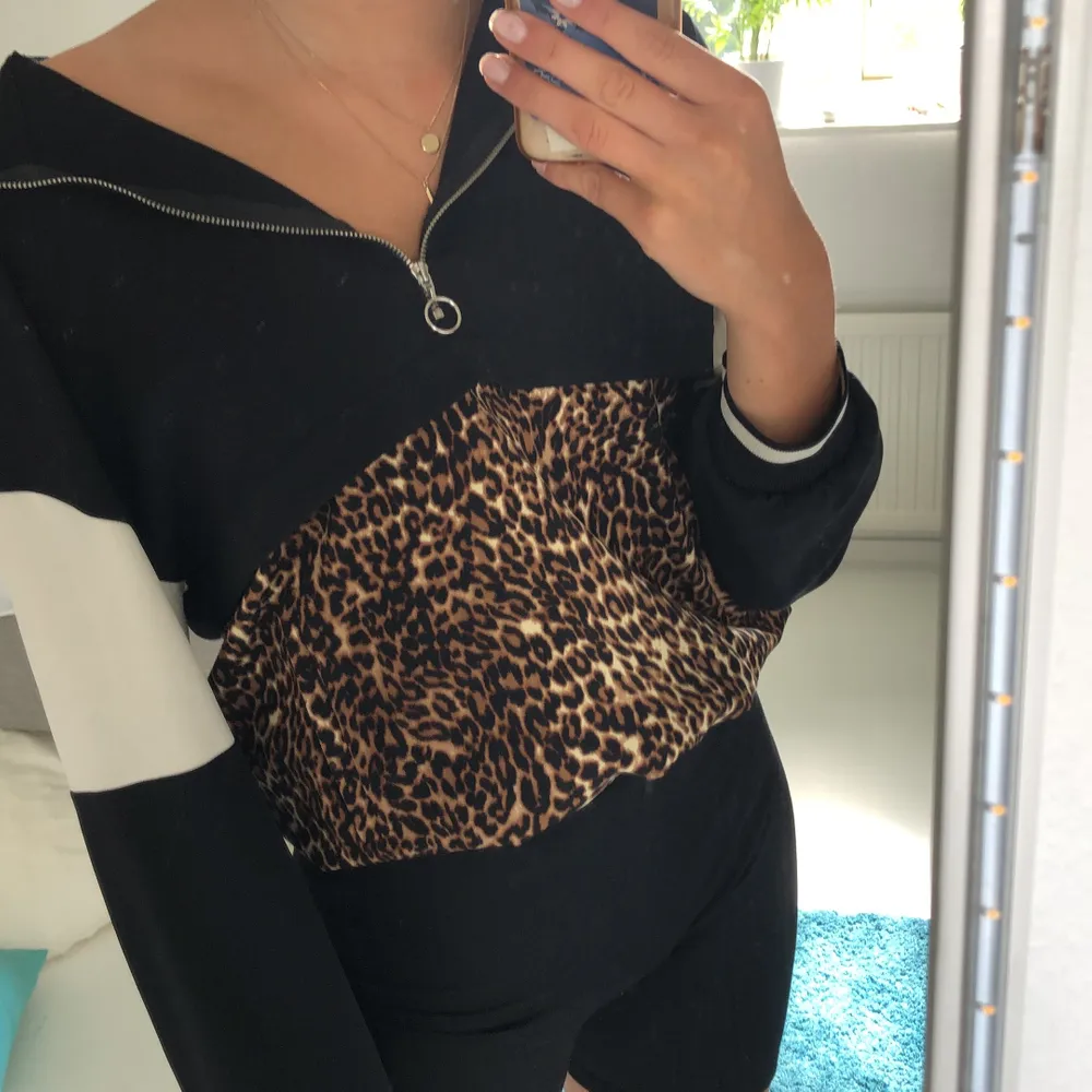 En svart vit leopard tröja med dragkedja från Zara. Använt få gånger och är i fint skick. Storlek S. Frakt ingår ej i priset! . Tröjor & Koftor.