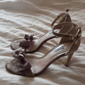 Drömmiga  - Drömmiga klackar med sammetsdetaljer,  använda endast en gång! Klackhöjd 9 cm.