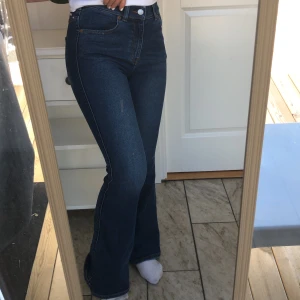 Bootcut jeans, Dr Denim  - Säljer dessa jättefina & sköna bootcut jeans från Dr Denim! Jag är 1,60 & dom sitter bra i längden. Jag säljer dessa för dom kommer aldrig till användning! Köparen står för frakten! BUDA I KOMMENTARERNA!!! Budet ligger på 500 kr