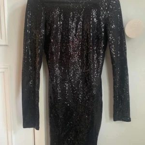 Nyårsklänning - Säljer min jättefina nyårsklänning som endast är använd vid ett tillfälle. Är i storlek S🌸🌸 köparen står för eventuell frakt!