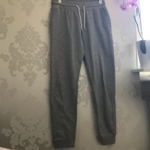Mjukisbyxor  - Super sköna och Oanvända mjukisbyxor i storlek S med fickor 