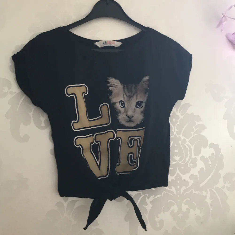 En super sött katt tröja med knyt detalj, i storlek 134/140. T-shirts.