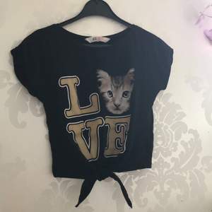 En super sött katt tröja med knyt detalj, i storlek 134/140