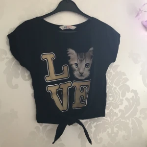 T-shirt - En super sött katt tröja med knyt detalj, i storlek 134/140