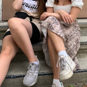 Snake print kjol mango - Säljer en kjol frånmango som inte kommer till användning lämgre, superfin!!!!🥰