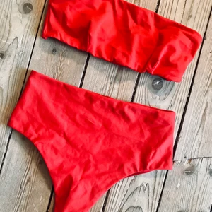 Röd drömbikini!! - Säljer denna bikini från nelly som sitter otroligt bra på. Den är använd ett par gånger men i princip som ny. Underdelen är i storlek xs och överdelen i medium men skulle säga att de båda passar en small. Går även att köpa delarna var försig. Nypris 350:-