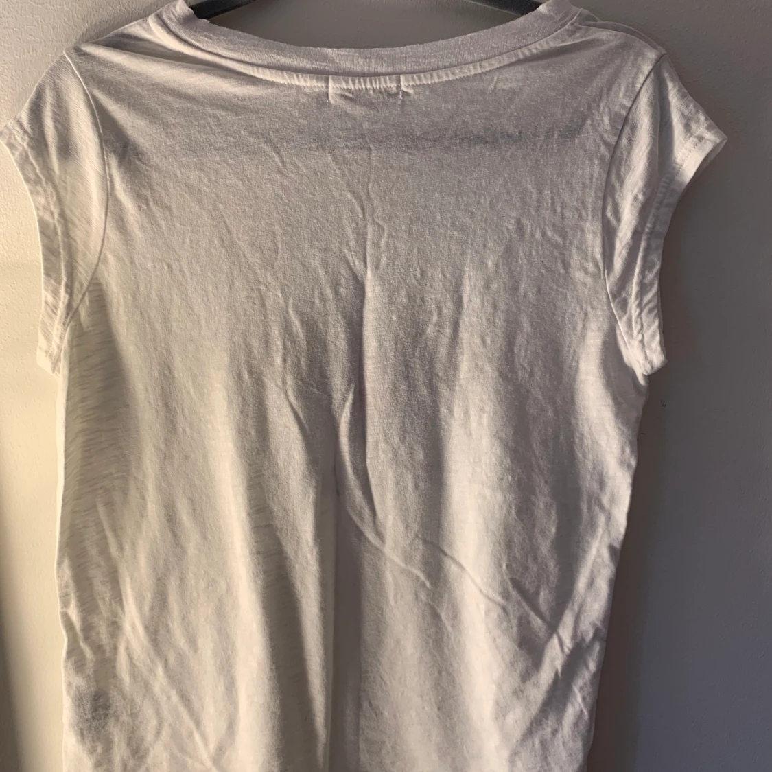 En t-shirt med ett coolt tryck på - 90