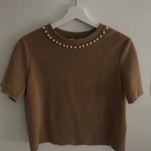 Topp från zara - Ännu en topp från zara! Storlek S. Knappt använd, bara ca två-tre gånger. Säljer då jag har många toppat som liknar denna. Färgen är lite beige/brun om det ej framkommer så bra på bilderna!🍓❤️