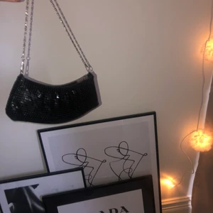 Glitter/paljett väska - En liten svart glittrig utgångs väska. Jätte bra kvalitet, köpt i LA. Använd 1 gång, nypris 500kr frakt betalar du