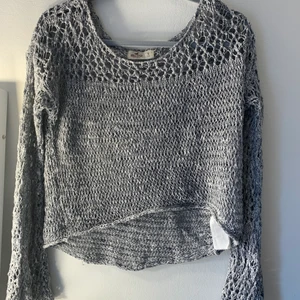 En fin stickad tröja från hollister  - Stickad tröja från hollister grå vit färg storlek S använd fåtal gånger skönt material 