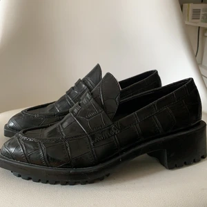 Zara sneakers. - Säljer mina helt nya Zara sneakers med ättiket på. Köparen står för frakten. 