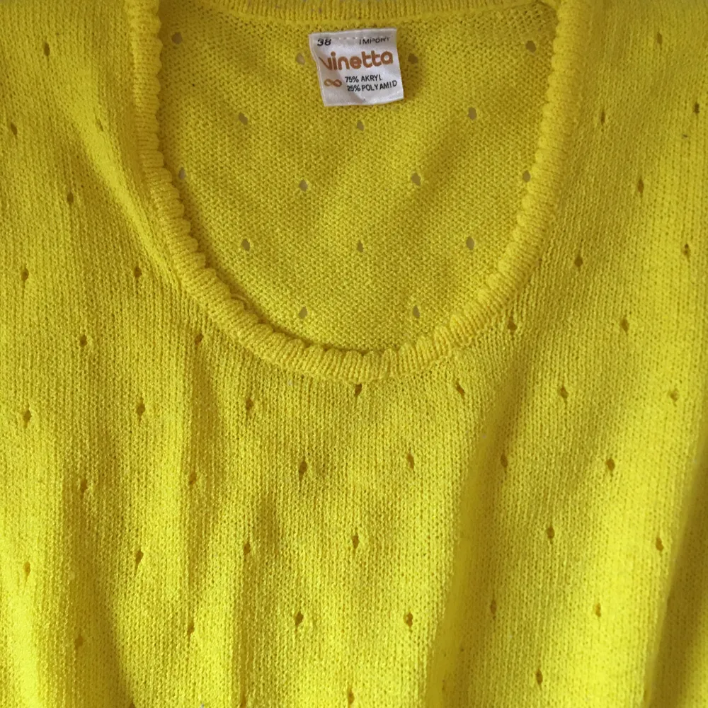 Jättefin gul 70-talströja i polyester! Puffärmar och stor mudd längst ned! . Toppar.