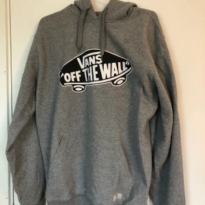 vans hoodie - grå vans hoodie i storlek m men oversize så m/l. knappt använd så typ nyskick. skön och sitter snyggt oversize så passar s-l och förmodligen även xl. skriv om du undrar någonting och kom med bud🤩🥰 ansvarar inte för postens slarv