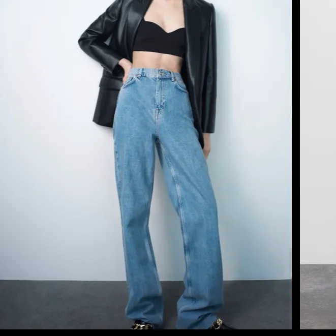 Jättefina jeans från zara, passformen som den första bilden men färgen på de andra bilderna! Knappt använda alls men väldigt populära . Jeans & Byxor.
