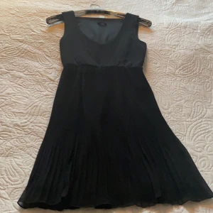 Klänning med plisserad nederdel - Klänning storlek xs passar även som s