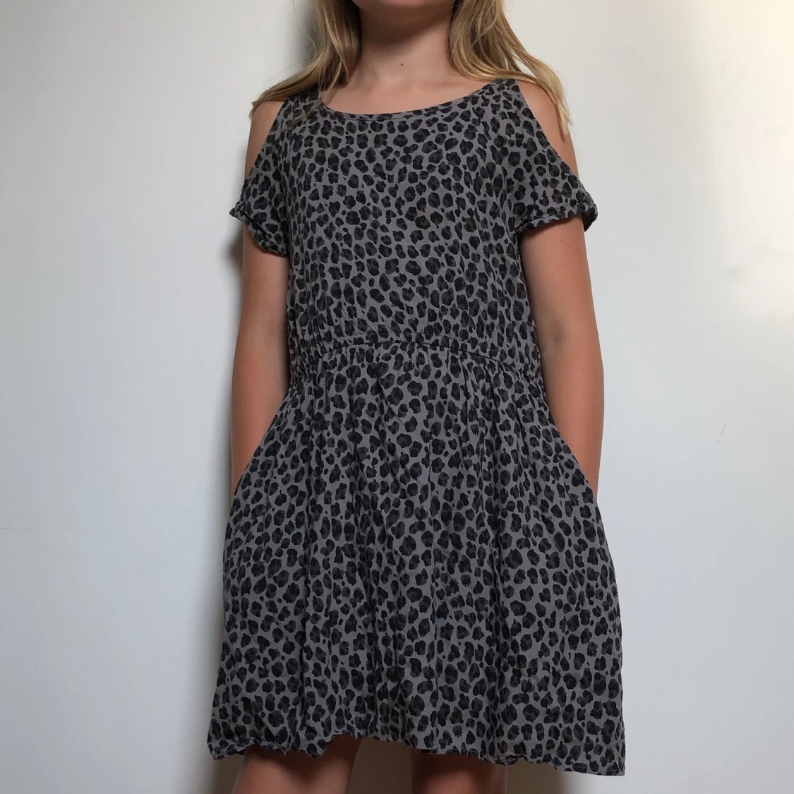 Grå leopard klänning