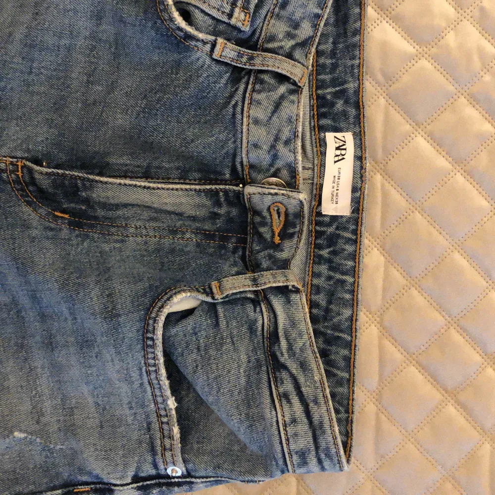 Såå snygga blåa jeans från Zara! Använd max 3 gånger. Sitter lite för tight på mig tyvärr, storlek 38💙. Jeans & Byxor.