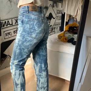 Jeans med batikmönster passar S och M  - Egenfärgade batikjeans. Döcoola men för dåligt använda pga snäppet för korta (för mig på 174 cm). Superbra skick, knappt använda. Passar storlek 36-38. Frakt ingår ej