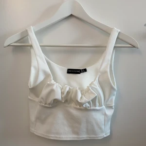 Vit topp - Snygg vit topp från Pretty Little Thing. Tyvärr va den för liten för mig men skulle rekommendera den till någon med mindre byst! Har aldrig använt den. KÖPAREN BETALAR FÖR FRAKT! 💞💞