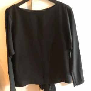 Snygg klassisk polo tröja med fin rygg.  - Klassisk tröja från polo. Näst intill oanvänd i st 6 (xs/s). Super fin i ryggen, en klassiker som du både kan ha till vardags som fest.  Frakt bet du. 