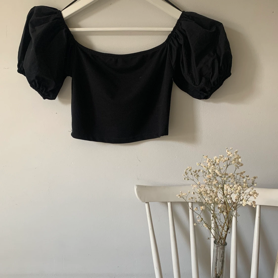 Svart topp med puffärmar från Zara - 90