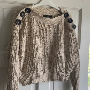 Stickad tröja från BikBok, Strl S. - Fin & mysig stickad tröja med knappar från BikBok i strl S. Normalt skick. Köparen står för frakt. 