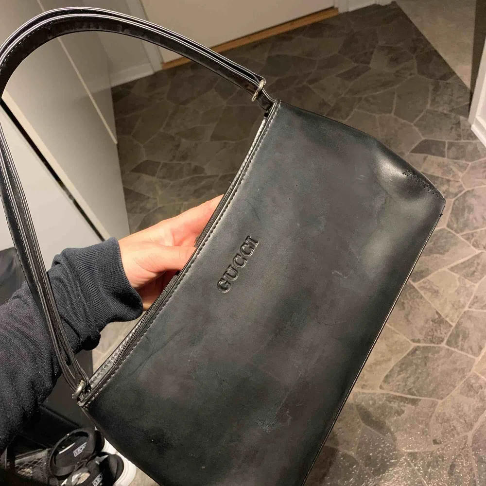 Säljer en liten inte riktig gucci väska (svart) dragkedjan har tappat den man håller i och stänger väskan med, fungerar annars som den ska 👍. Övrigt.