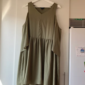 Klänning Monki  - Klänning med bara axlar från Monki. Vid modell! 