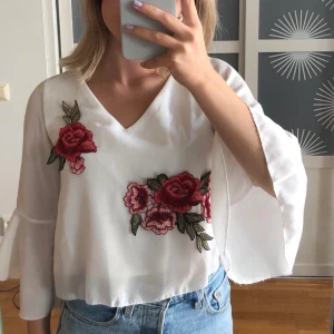 Blus - En blus med rosor. Bra kvalitet. Frakt tillkommer❤️