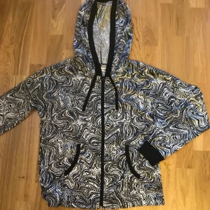 Träningsskofta - En tunn och fin träningskofta. Som ny! Kan tänka mig att gå ner i pris vid snabb affär!