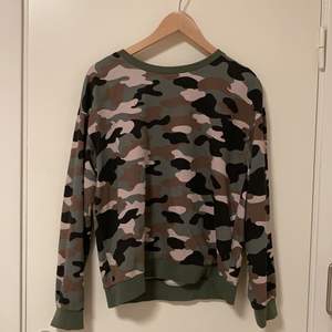 Långärmad tröja med militär mönster🥰 Storlek M, men passar även bra på S. Frakt tillkommer, hör av er vid frågor:)