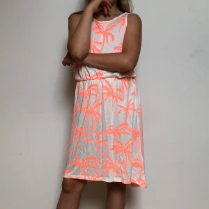 Lång vit klänning med rosa palmer - Är en perfekt strandklänning som också funkar på fest🌴Har sällan används tidigare