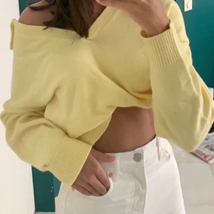 Gul Zara Topp - En härlig topp från ZARA i storlek S, den är bara använd ett få tal gånger så den är så gott som ny😊kunden står för frakt💖 säljs inte längre varken i butik eller hemsida!