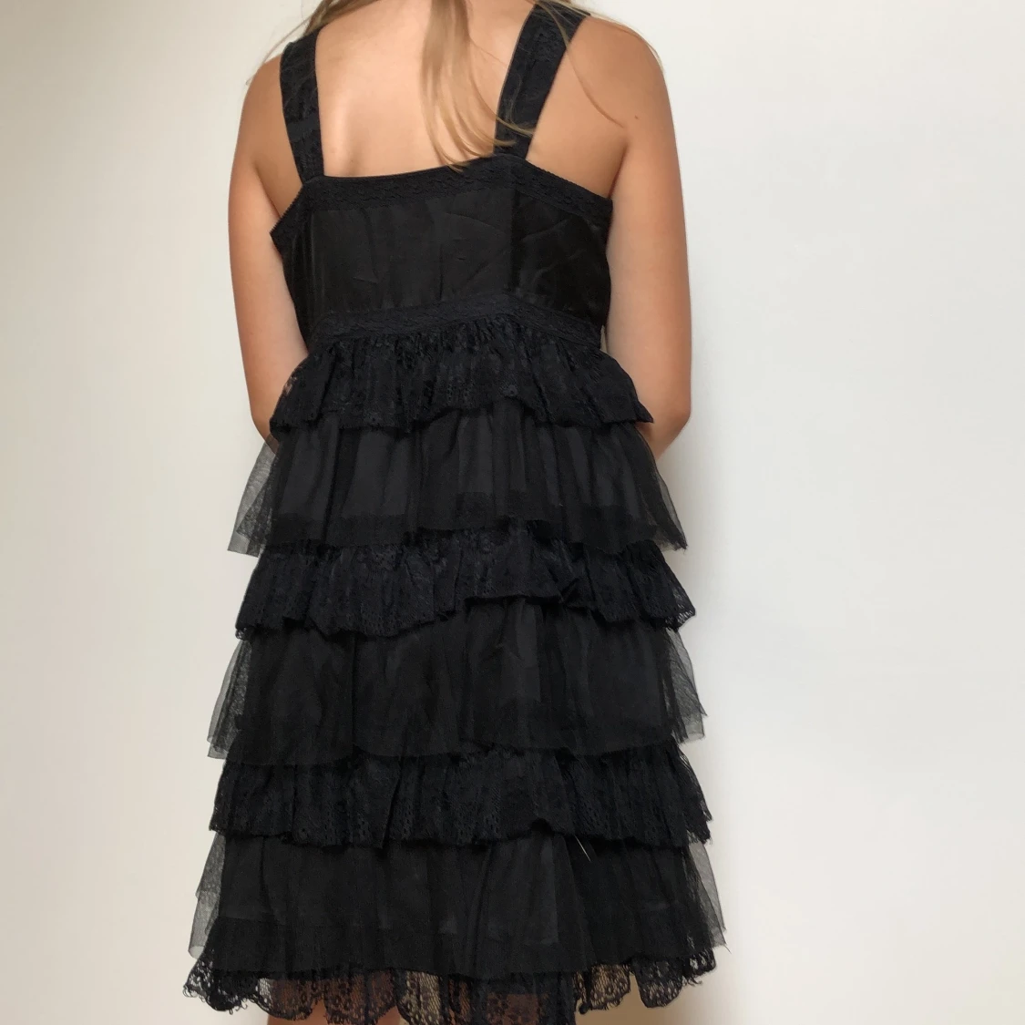 Svart klänning med hängande volanger - 90