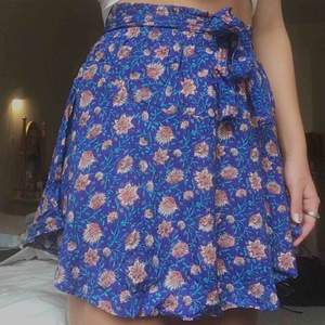 En jättefin kjol som jag har slutat använda! Den har definitivt använts men är i jättebra skick och ser ut som ny! Perfekt för sommaren:)  Jag möts helst upp i Gbg, annars får köparen stå för frakten! 