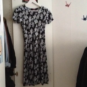  - Blå blommig klänning