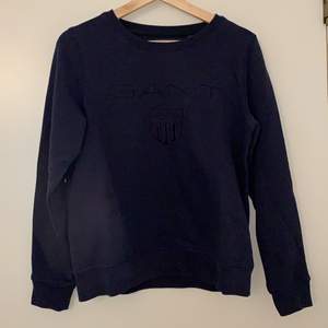 GANT-tröja i storlek M. Mörkblå i färgen. 