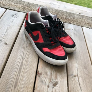 Nike Delta Force Röda - Jättefina bekväma Nike skor som är sparsamt använda, säljer dom nu för att dom knappt används och har stått på skohyllan i över ett år, frakt ingår i priset