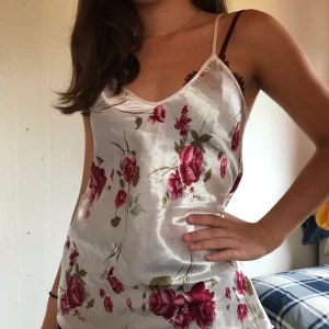 Blommigt linne - Det finaste blommiga linnet i silkesmaterial. Köpt second hand. Säljer då den tyvärr inte passar mig och det är också anledningen till att min vän fick modella 💗🥰