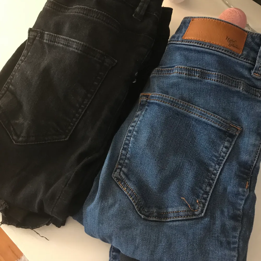 Båda jeansen är ifrån bikbok, dem svarta är i storlek XS och dem blå är lite oklar i storleken men XS-S, dem svarta är lite avklippta längst ner. 120 för ett par + frakten. Jeans & Byxor.